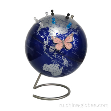 Путешественники, вращающие земной магнитный глобус с булавками